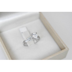 Μονόπετρο από λευκόχρυσο 9 καρατίων