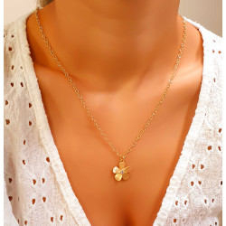 Υπέροχο κολιέ της σειράς “Flower” με σχέδιο γιασεμιού σε ματ φινίρισμα όπου στο κέντρο του βρίσκεται ένα λευκό μικρό ζιργκόν.